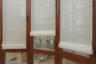 Римские шторы из тюля в гостиную на арочное окно - фото 4